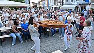 Die beiden Bürgermeisterinnen Christiane Meyer (links) und Isabelle Moinet stemmen den Brioche in Ebermannstadt..Forchheim & Fränkische Schweiz Die beiden Bürgermeisterinnen Christiane Meyer (links) und Isabelle Moinet stemmen den Brioche in Ebermannstadt..