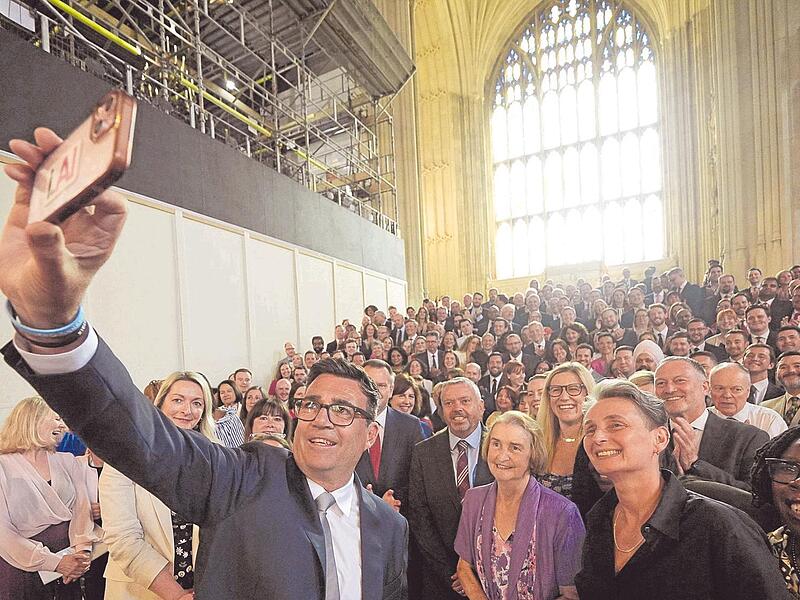 Hat allen Grund zu feiern: Andy Burnham mit der Labour-Fraktion.