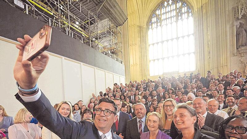 Hat allen Grund zu feiern: Andy Burnham mit der Labour-Fraktion.