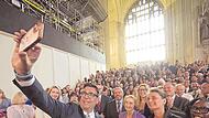 Hat allen Grund zu feiern: Andy Burnham mit der Labour-Fraktion.