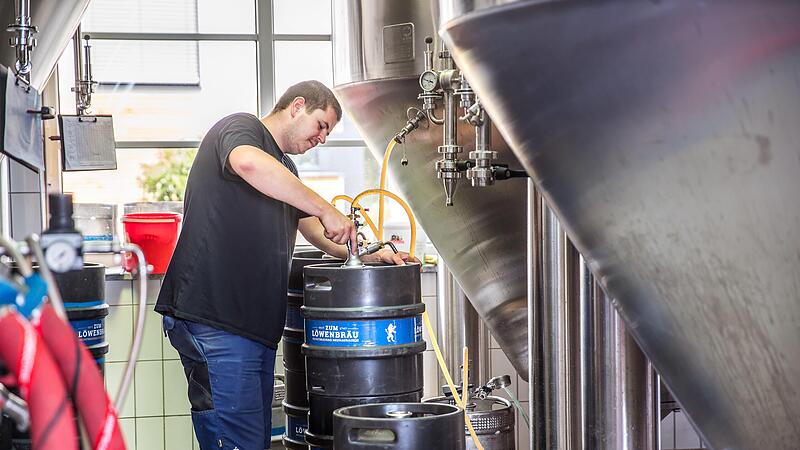Jungbrauer Julian Rösch füllt das Bier in Fässer ab. Jungbrauer Julian Rösch füllt das Bier in Fässer ab.