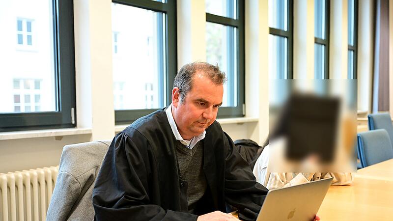 Rechtsanwalt Tim Weller aus Duisburg und die Angeklagte aus Stuttgart