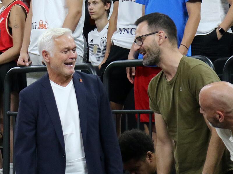 Bamberger Duo in Vorfreude: Ob DBB-Vize Armin Andres und Physiotherapeut Heiko Pfister schon beim Supercup in München ahnten, dass der EM-Start in Tampere so eindrucksvoll gelingen würde?