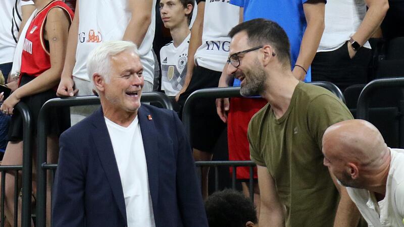 Bamberger Duo in Vorfreude: Ob DBB-Vize Armin Andres und Physiotherapeut Heiko Pfister schon beim Supercup in München ahnten, dass der EM-Start in Tampere so eindrucksvoll gelingen würde? Bamberger Duo in Vorfreude: Ob DBB-Vize Armin Andres und Physiotherapeut Heiko Pfister schon beim Supercup in München ahnten, dass der EM-Start in Tampere so eindrucksvoll gelingen würde?
