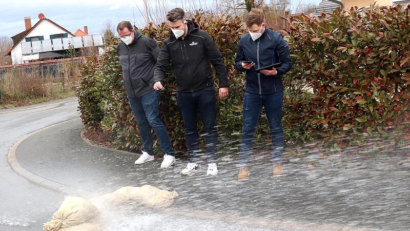 G&uuml;nther M&uuml;nch (2. B&uuml;rgermeister), Matthias Falk (Fachfirma Spekter) und Johannes Ollech (Sensor-Firma Sentinum) beobachten den simulierten Starkregen.