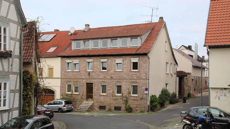 Ist diese Sandstein-Fassade in der Dalbergstraße prägend für das Stadtbild? Laut Gestaltungssatzung und Sanierungsbeirat ja, aber der Stadtrat hat nun trotzdem einer Sanierung samt Außendämmung zugestimmt.