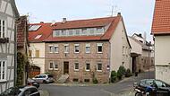 Ist diese Sandstein-Fassade in der Dalbergstraße prägend für das Stadtbild? Laut Gestaltungssatzung und Sanierungsbeirat ja, aber der Stadtrat hat nun trotzdem einer Sanierung samt Außendämmung zugestimmt.