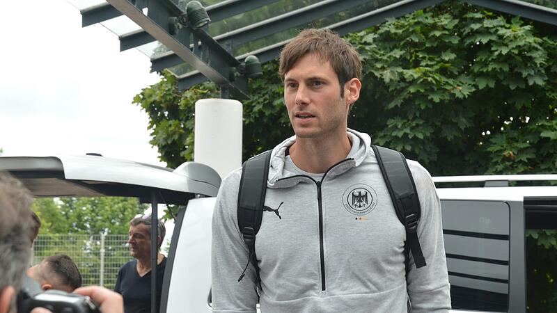 Der Kapitän geht voran: Uwe Gensheimer bei der Ankunft in Herzogenaurach. Nach den Fußballern sind nun auch die Handballer in Mittelfranken zu Gast. Der Kapitän geht voran: Uwe Gensheimer bei der Ankunft in Herzogenaurach. Nach den Fußballern sind nun auch die Handballer in Mittelfranken zu Gast.