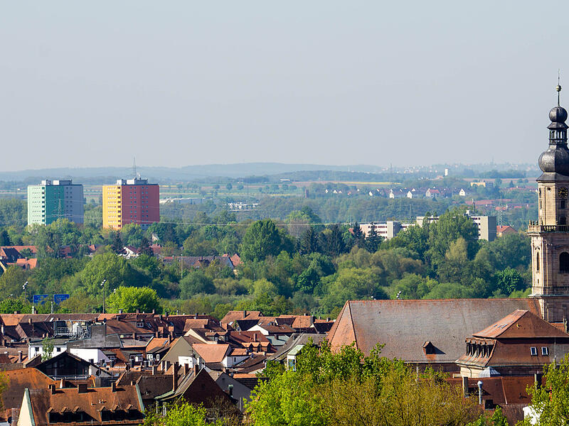 Stadtpanorama von Erlangen in Franken Bayern Hoch, höher, am höchsten. Die Mietpreise in Erlangen sind über die Jahre auf Rekordwerte gestiegen.
