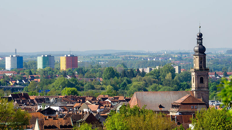Stadtpanorama von Erlangen in Franken Bayern Hoch, höher, am höchsten. Die Mietpreise in Erlangen sind über die Jahre auf Rekordwerte gestiegen.