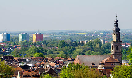Stadtpanorama von Erlangen in Franken Bayern Hoch, höher, am höchsten. Die Mietpreise in Erlangen sind über die Jahre auf Rekordwerte gestiegen.