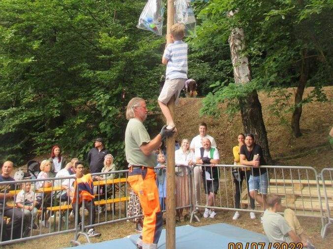 Schon die Eltern sind früher hier hochgeklettert. Manchmal ist für die Kinder etwas Hilfestellung am Kletterbaum notwendig.