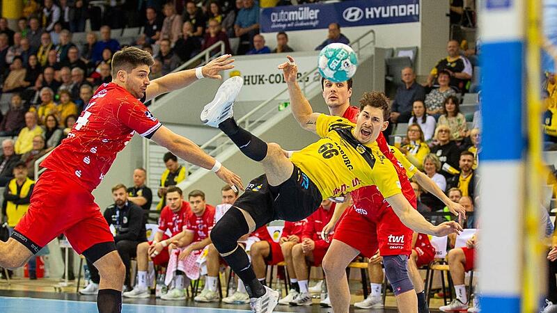 Das kann auch b&ouml;se ausgehen. Felix Jaeger verliert nach Kontakt die Balance, blieb aber unverletzt.