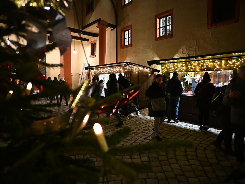 Vom 29. November bis 22. Dezember 2024 findet an den Wochenenden im Innenhof der Kaiserpfalz ein besonderes Weihnachtsevent statt.Eröffnung Weihnachtsmarkt Forchheim 2024 Vom 29. November bis 22. Dezember 2024 findet an den Wochenenden im Innenhof der Kaiserpfalz ein besonderes Weihnachtsevent statt.