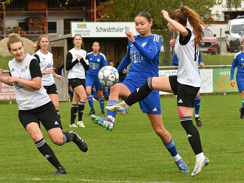 Die Schwabthalerin Carlota Hollfelder bläst die Backen auf, als sie sich zwischen zwei Leerstettenerinnen  durchkämpft.