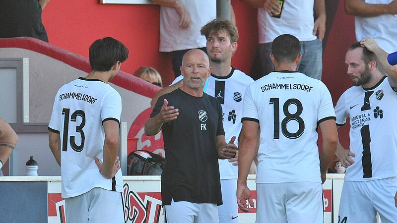 Schammelsdorfs Trainer Fabian Kemmer musste nach dem Platzverweis kurz vor der Pause umstellen. Schammelsdorfs Trainer Fabian Kemmer musste nach dem Platzverweis kurz vor der Pause umstellen.