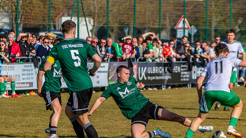 Jonathan Kolb(grün) mit einer kämpferischen Einlage gegen Lucas Ohnemüller (Nummer 11 weiss). Jonathan Kolb (grünes Trikot) kämpft mit dem TSC Mainleus gegen den SV Hutschdorf (rechts Lucas Ohnemüller) um die Meisterschaft in der Kreisklasse. Doch in der kommenden Saison kickt er für den VfR Katschenreuth.