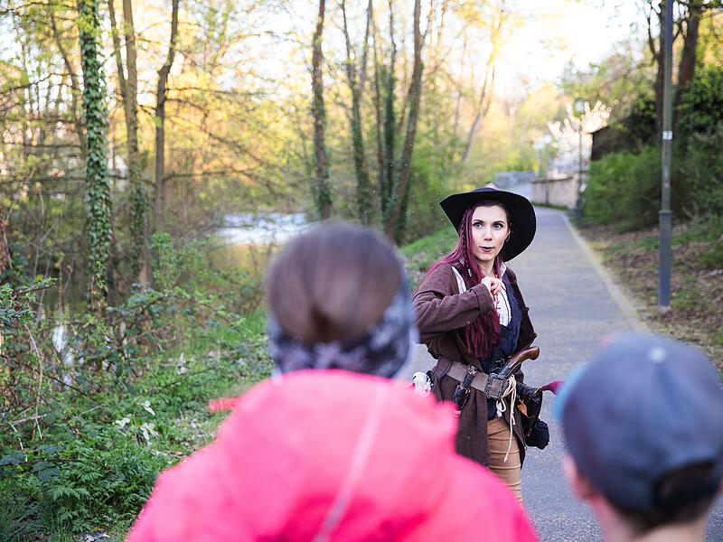 Bamberger Gassenspiele: R&auml;ubern will gelernt sein. R&auml;uberin Karla Karma (Nadine Buschmann) erkl&auml;rt, wie es geht.