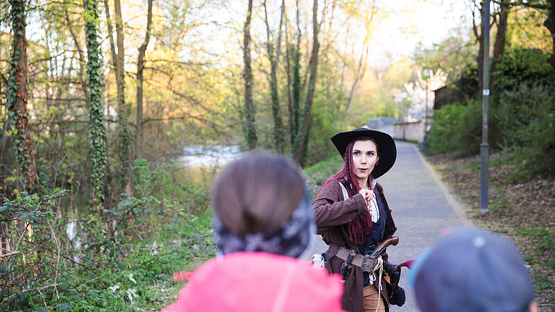 Bamberger Gassenspiele: Räubern will gelernt sein. Räuberin Karla Karma (Nadine Buschmann) erklärt, wie es geht.Bamberger Gassenspiele: Unter Räubern Bamberger Gassenspiele: Räubern will gelernt sein. Räuberin Karla Karma (Nadine Buschmann) erklärt, wie es geht.