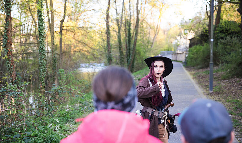 Bamberger Gassenspiele: R&auml;ubern will gelernt sein. R&auml;uberin Karla Karma (Nadine Buschmann) erkl&auml;rt, wie es geht.