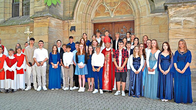 Aus allen Pfarrgemeinden des Seelsorgebereiches Obermain-Jura kamen die 32 Jugendlichen, die in Weismain von Erzbischof em. Ludwig Schick gefirmt wurden. Ingrid Kohles Aus allen Pfarrgemeinden des Seelsorgebereiches Obermain-Jura kamen die 32 Jugendlichen, die in Weismain von Erzbischof em. Ludwig Schick gefirmt wurden. Ingrid Kohles
