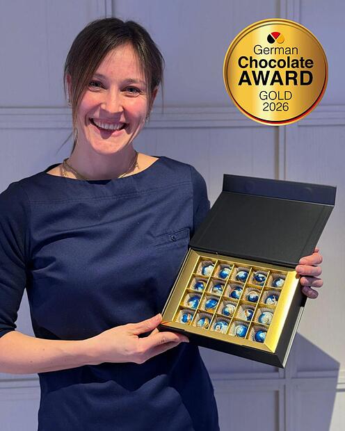 Barbara Koch mit ihrer Vanille-Essig Praline.