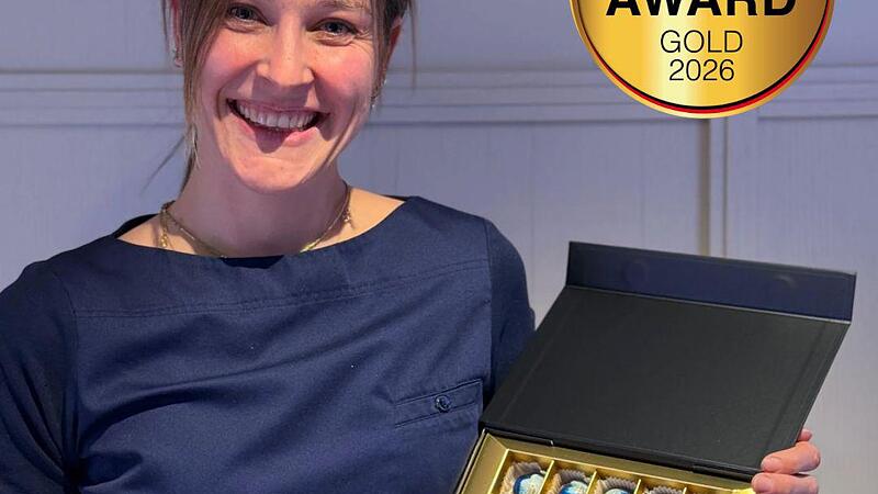 Barbara Koch mit ihrer Vanille-Essig Praline.