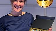 Barbara Koch mit ihrer Vanille-Essig Praline.