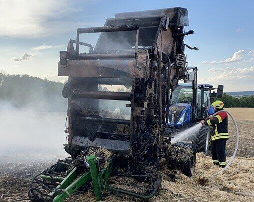 Bad Rodach: Feldbrand vernichtet Erntemaschine - 30 Feuerwehrkräfte vor Ort Bad Rodach: Feldbrand vernichtet Erntemaschine - 30 Feuerwehrkräfte vor Ort