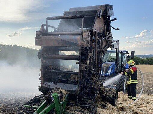 Bad Rodach: Feldbrand vernichtet Erntemaschine - 30 Feuerwehrkr&auml;fte vor Ort