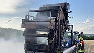 Feldarbeiten enden in dramatischem Brand - Maschine brennt komplett aus Feldarbeiten enden in dramatischem Brand - Maschine brennt komplett aus