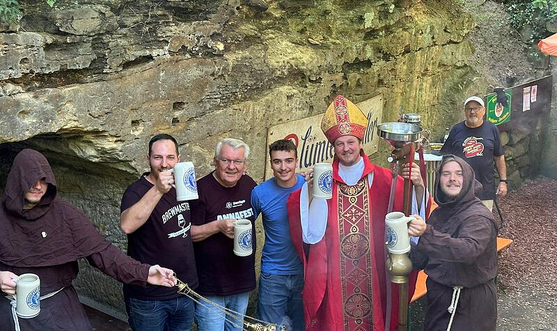 Bierschoff AnnafestForchheim & Fränkische Schweiz Der aus Kulmbach bekannte "Bierschoff" weihte am vergangenen Montag den Blümleinskeller auf dem Annafest.