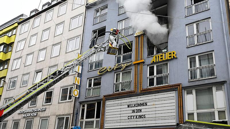 Gr&ouml;&szlig;erer Feuerwehreinsatz bei Wohnungsbrand in M&uuml;nchen