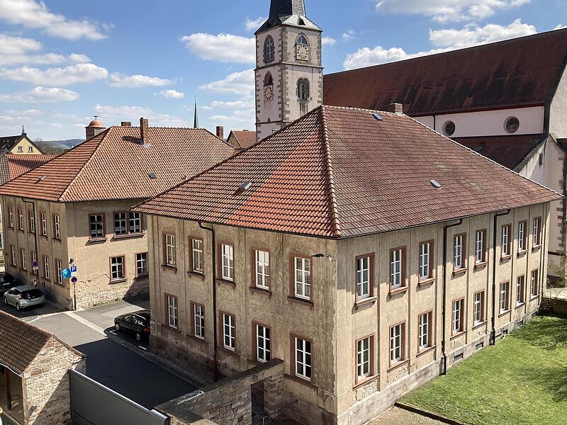 Vom Obergeschoss des Roten Schlosses aus ist die alte Volksschule neben der Hammelburger Stadtpfarrkirche besonders gut zu &uuml;berblicken.