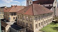 Vom Obergeschoss des Roten Schlosses aus ist die alte Volksschule neben der Hammelburger Stadtpfarrkirche besonders gut zu überblicken. Vom Obergeschoss des Roten Schlosses aus ist die alte Volksschule neben der Hammelburger Stadtpfarrkirche besonders gut zu überblicken.