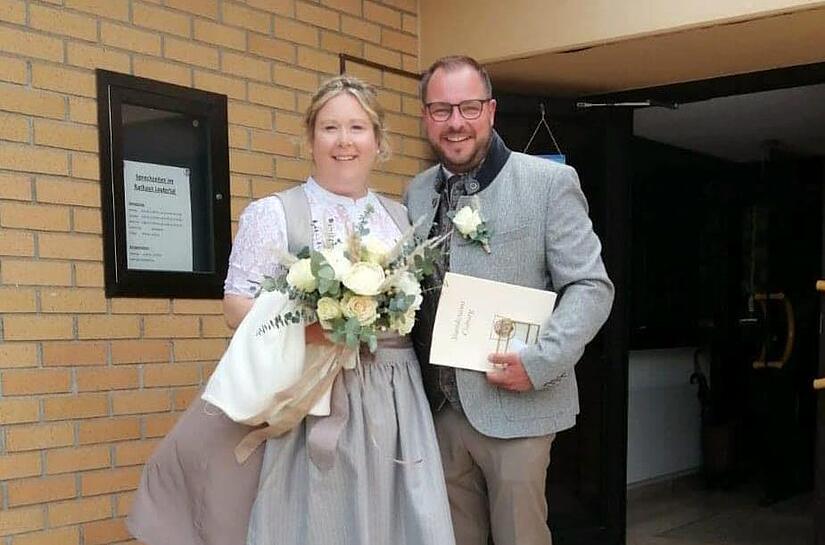 Dieses Bild hat der Coburger Landrat Sebastian Straubel am Samstagnachmittag auf seiner Facebookseite veröffentlicht. Es zeigt ihn mit Kristin Markovic nach der standesamtlichen Trauung im Rathaus von Lautertal.