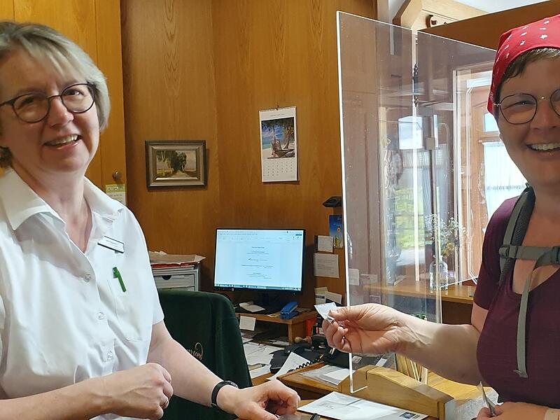 Bei der Unterkunft an Tag 7 in Weesen bekommt die Rugendorfer Fernwanderin Sandra Zeitler den Heidschnuckenweg-Pin in Silber überreicht.