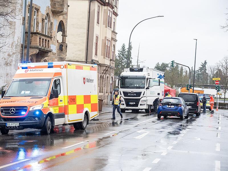 Lastwagen übersieht Radfahrerin: 63-Jährige bei Verkehrsunfall verstorbenTödlicher Unfall Radfahrerin Lkw Hallstadter Straße Bamberg 22022024 Lastwagen übersieht Radfahrerin: 63-Jährige bei Verkehrsunfall auf Hallstadter Straße in Bamberg verstorben - der Unfall ereignete sich vormittags am 22. Februar 2024.