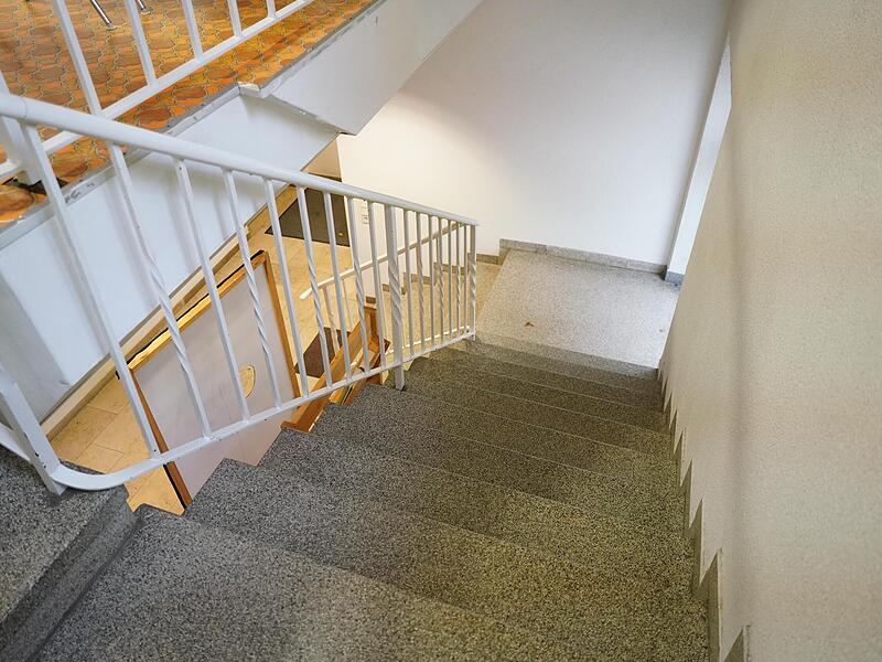 Der Treppenaufgang zur Praxis ist beschwerlich. Ein behindertengerechter Umbau ist nicht m&ouml;glich.