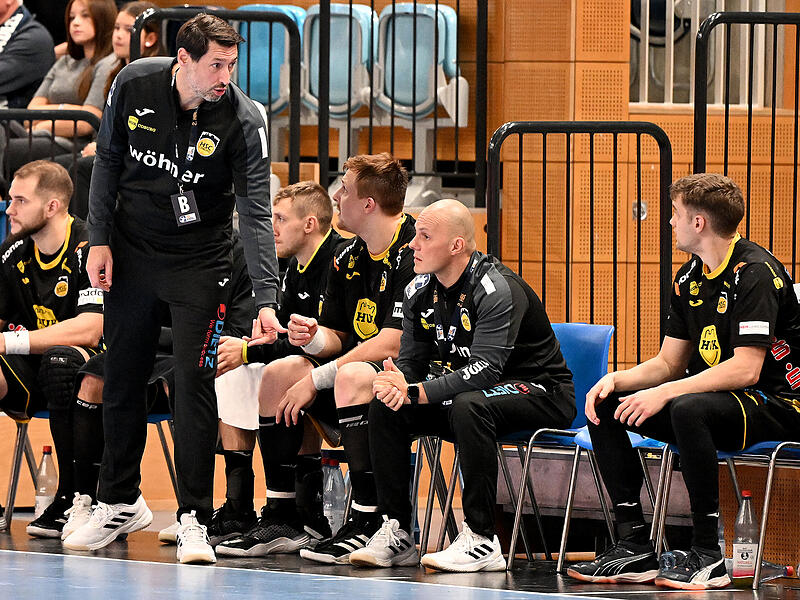 Anel Mahmutefendic (links) gibt Spielmacher Marin Lisac (rechts) Anweisungen. Der HSC-Coach warnt vor gefährlichen Lübeckern.