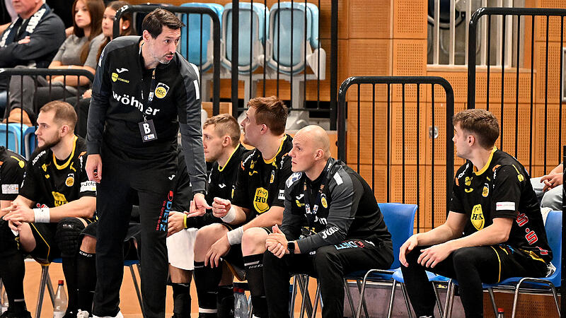 Anel Mahmutefendic (links) gibt Spielmacher Marin Lisac (rechts) Anweisungen. Der HSC-Coach warnt vor gefährlichen Lübeckern.