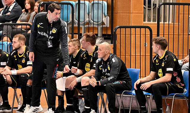Anel Mahmutefendic (links) gibt Spielmacher Marin Lisac (rechts) Anweisungen. Der HSC-Coach warnt vor gefährlichen Lübeckern.