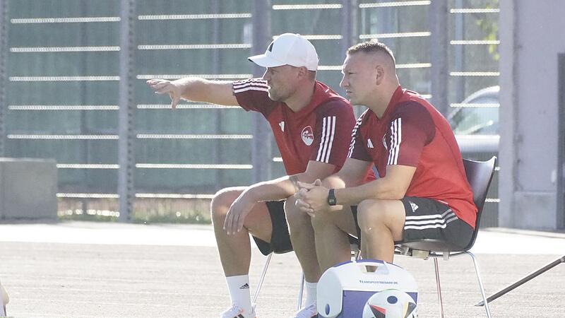 Im Zwiegespräch: Die Coburger Trainer Calle Schiebel und Fritz Kühnlenz.