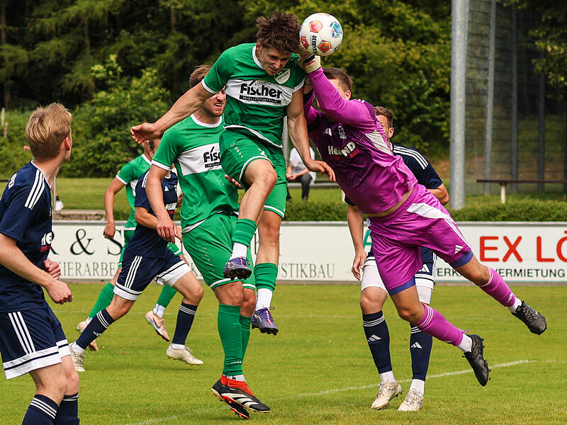 Faustabwehr von TSV-Keeper Jonas Köhn, bei dem er den Ball und dann den Friesener Elias Haas trifft. Faustabwehr von TSV-Keeper Jonas Köhn, bei dem er den Ball und dann den Friesener Elias Haas trifft.