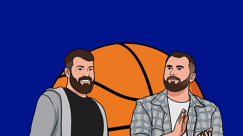 Die fr&auml;nkischen Basketballtrainer Simon Bertram (links) und Patrick Seidel diskutieren &uuml;ber m&ouml;gliche neue Basketball-Regeln.