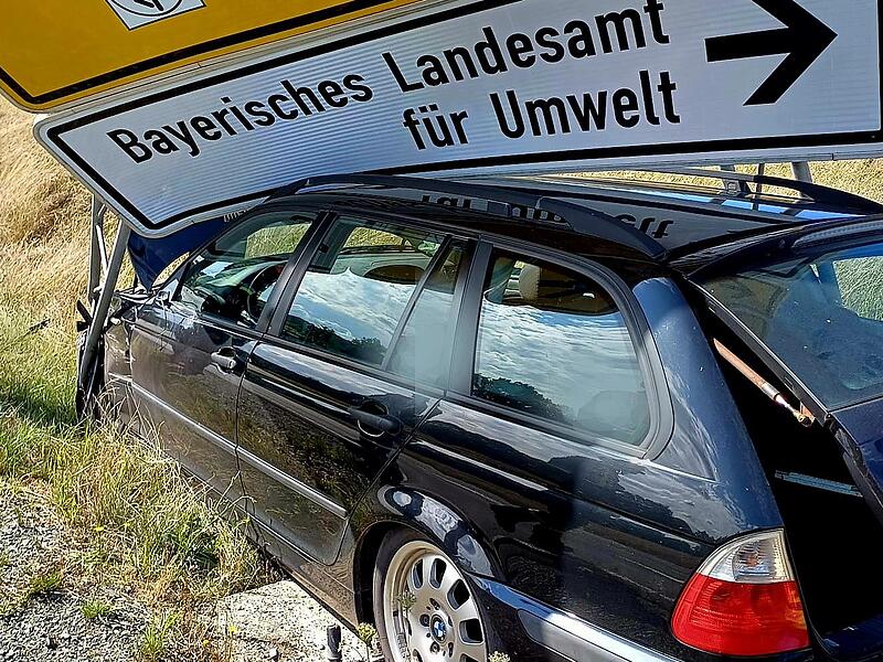 Der unfallbeteiligte BMW wurde unter einem Schild eingeklammt.
