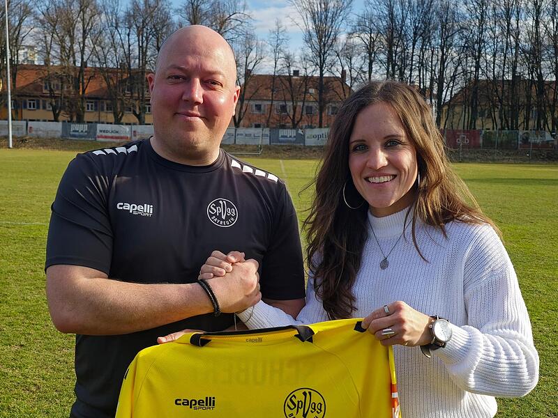 SpVgg-Trainer Lukas Kling und Gesch&auml;ftsf&uuml;hrerin Nicole Kalemba