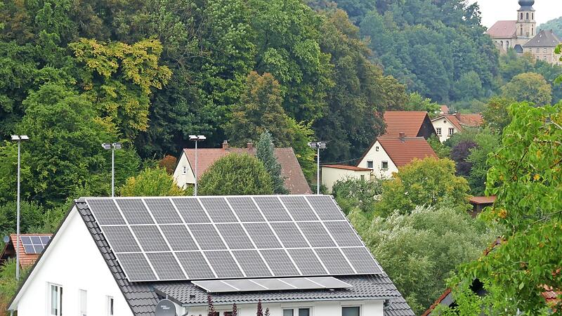 Photovoltaikanlagen auf D&auml;chern k&ouml;nnen in Trebgast viel zur Deckung des Bedarfs an erneuerbarer Energie beitragen.