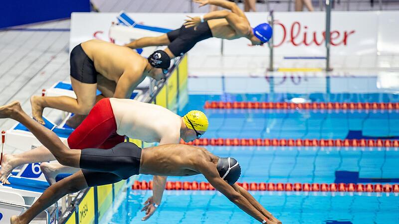2023: Schwimmer springen w&auml;hrend eines Wettkampfs der Special Olympics in Berlin in ein Becken. Kommendes Jahr finden die Spiele f&uuml;r Sportler mit Beeintr&auml;chtigungen in Bayern statt. Er&ouml;ffnet werden sie in Erlangen.