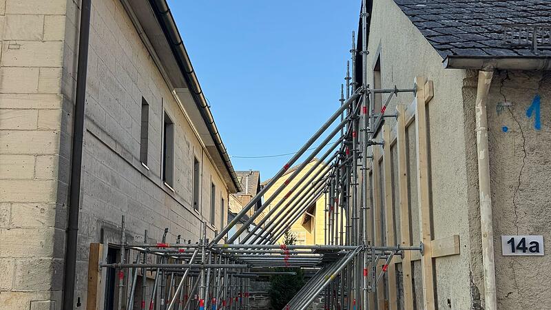 In Nordhalben droht die Mauer eines Geb&auml;udes einzust&uuml;rzen.
